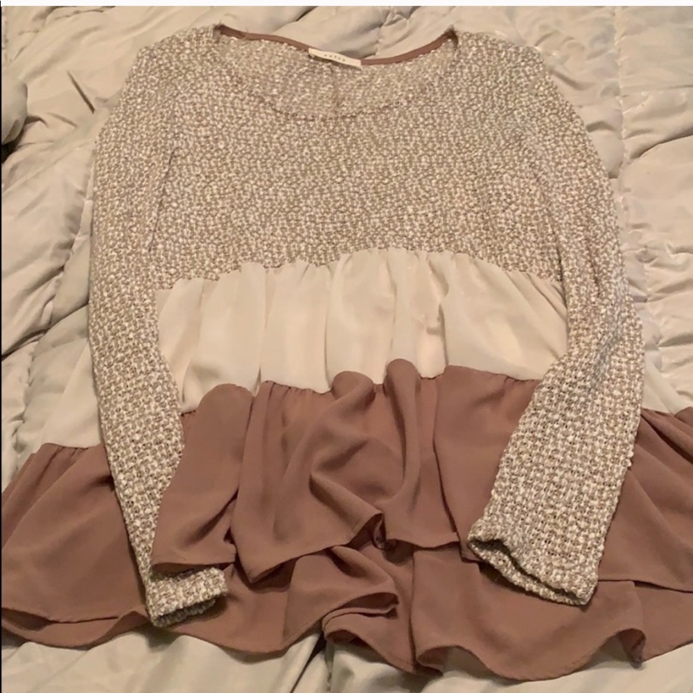 Peplum loose fitting top. Can fit a small or m